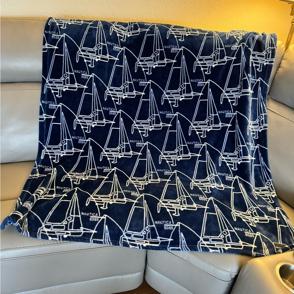 A/ Nautica Kids Fleece Throw Blanket - Picture 3 of 6